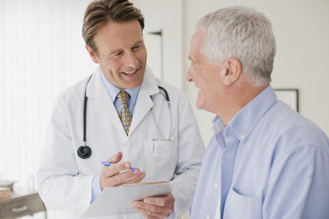 Arzt im Gespräch mit einem Patienten