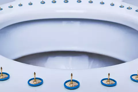 Toilettensitz mit Reißzwecken