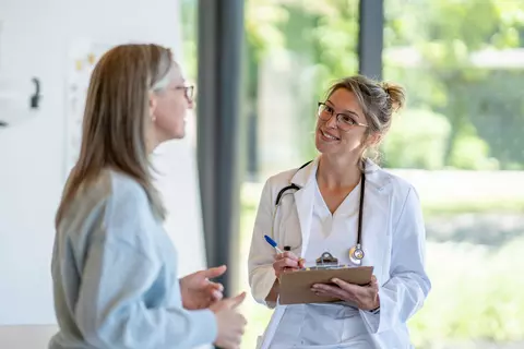 Ärztin im Gespräch mit Patientin