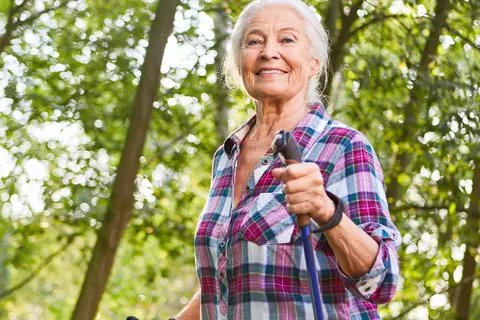 Frau in Bewegung beim Walken