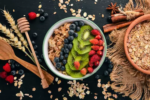 Schüsseln mit Getreideflocken und Obst