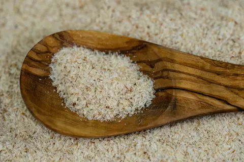 Flohsamenschalen auf Holzlöffel
