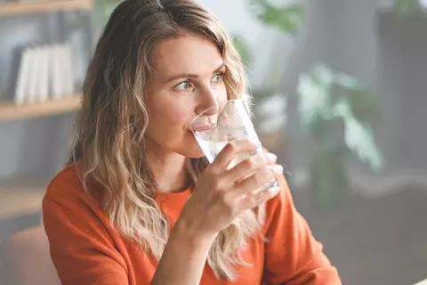 Frau trinkt ein Glas Wasser