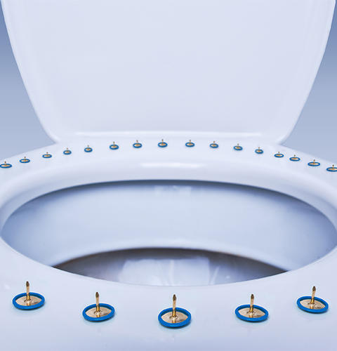 Toilettensitz mit Reißzwecken