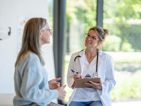 Ärztin im Gespräch mit Patientin