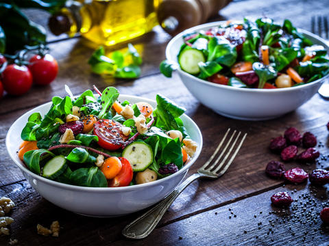 Zwei Schüsseln mit buntem Salat