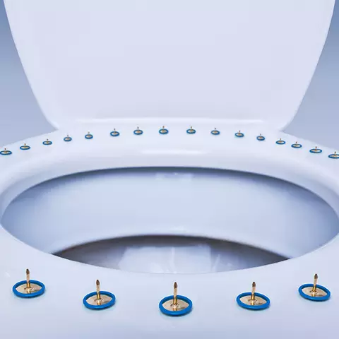 Toilettensitz mit Reißzwecken